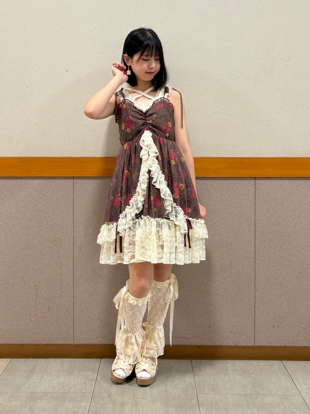 ホワイト系のタンクトップ、ブラウン系のカーディガン/ボレロ、ブラウン系のチュニックを着用したレディースの夏コーディネートの8枚目の写真