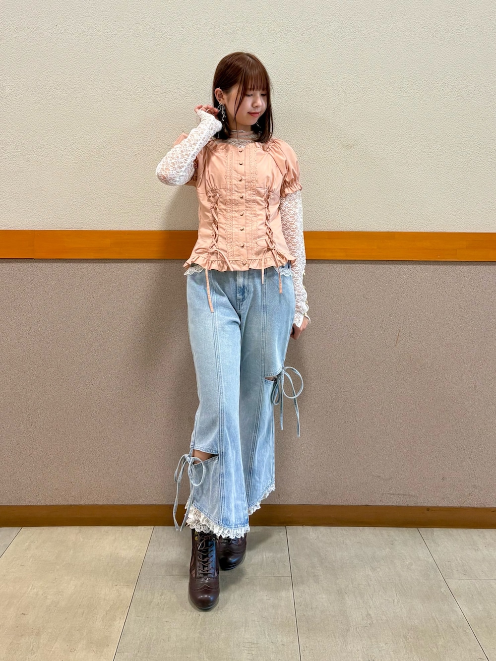 ホワイト系のTシャツ/カットソー、ピンク系のシャツ/ブラウス、ブラウン系のボストンバッグを着用したレディースの秋コーディネートの3枚目の写真