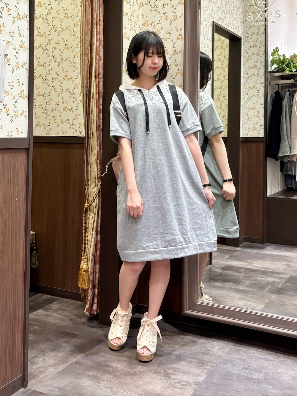 ピンク系のバックパック/リュック、ブルー系のタンクトップ、グレー系のチュニックを着用したレディースの春コーディネートの3枚目の写真