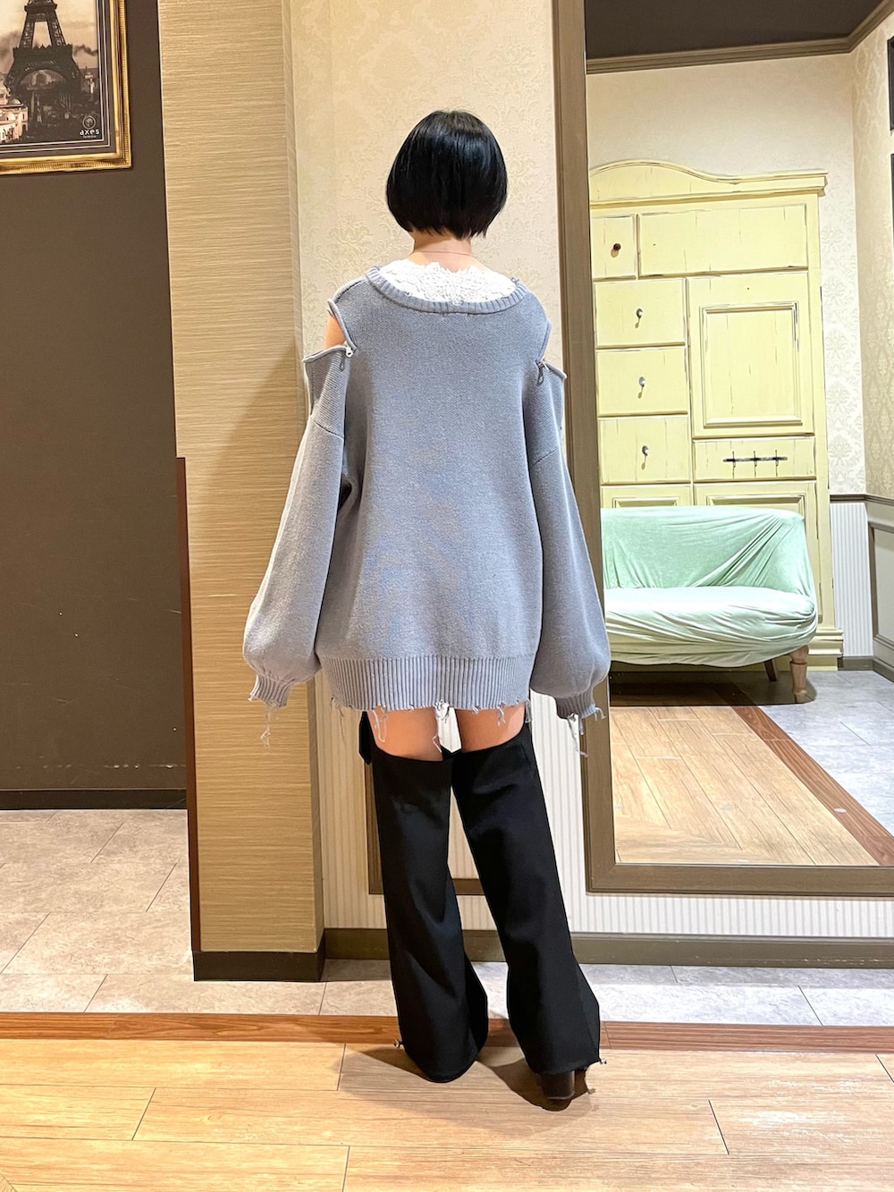 ブラック系のブーツ、ブラック系のその他パンツ、ホワイト系のタンクトップを着用したレディースの秋コーディネートの3枚目の写真