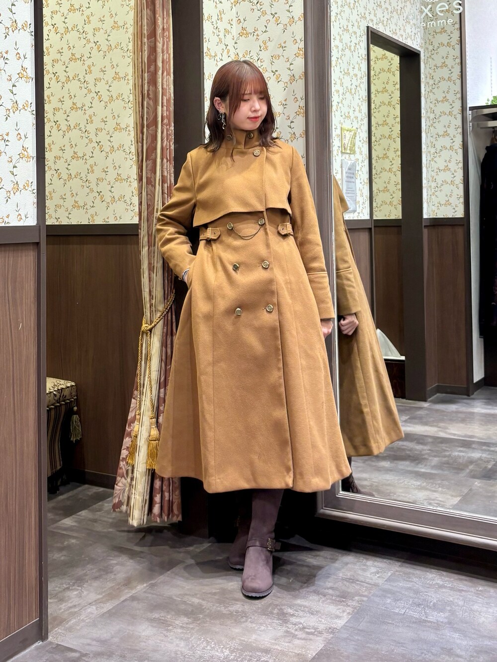 ホワイト系のニット/セーター、イエロー系のダッフルコート、ブラウン系のブーツを着用したレディースの秋コーディネートの7枚目の写真