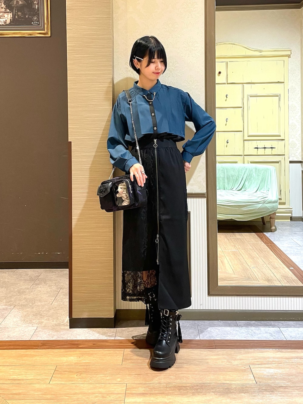 ブラック系のスカート、その他のブーツ、ブラック系のブルゾンを着用したレディースの秋コーディネートの5枚目の写真