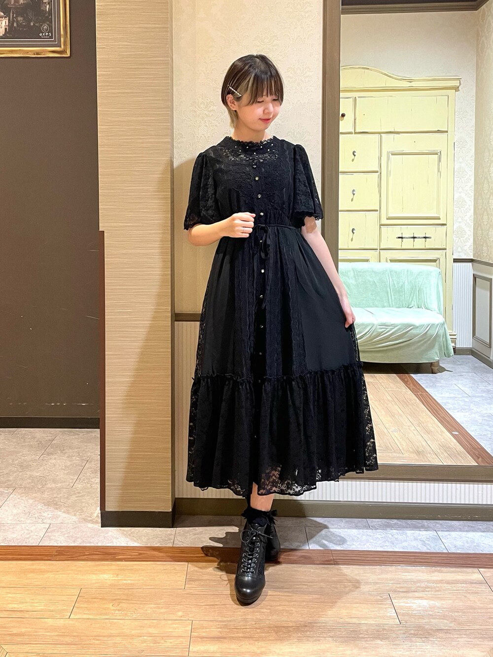 ブラック系のブーツ、ブラック系のTシャツ/カットソー、ホワイト系のタンクトップを着用したレディースの夏コーディネートの6枚目の写真