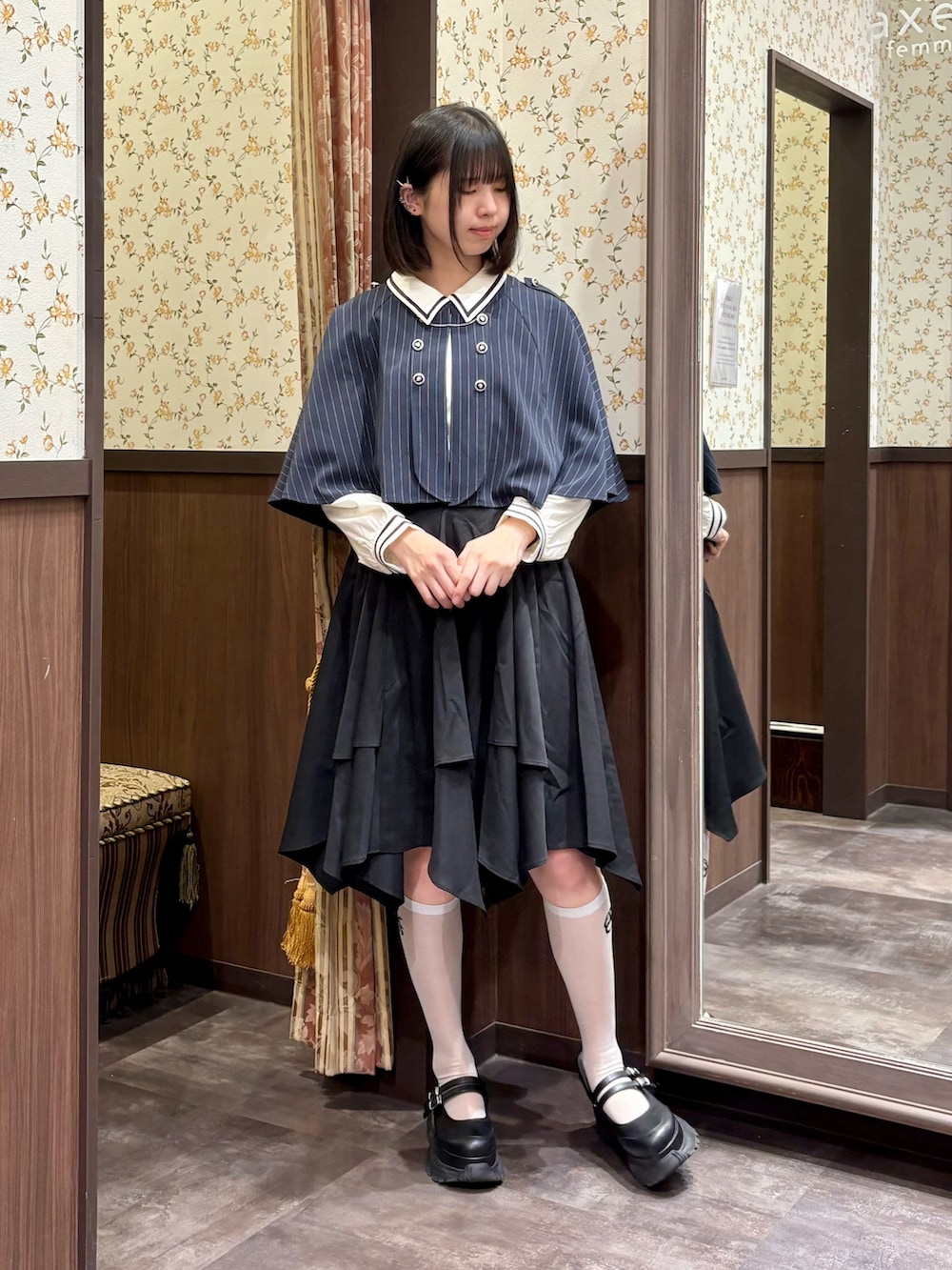 ホワイト系のシャツ/ブラウス、ブルー系のベスト、ブラック系のスカートを着用したレディースの夏コーディネートの2枚目の写真