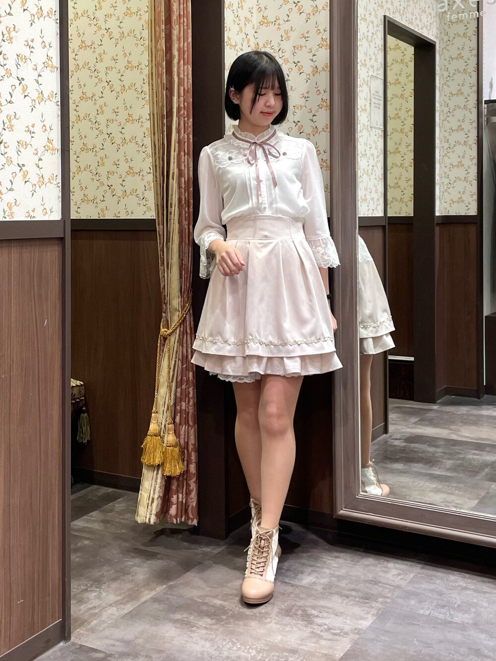 ホワイト系のシャツ/ブラウス、ホワイト系のカーディガン/ボレロ、ホワイト系のスカートを着用したレディースの春コーディネートの6枚目の写真