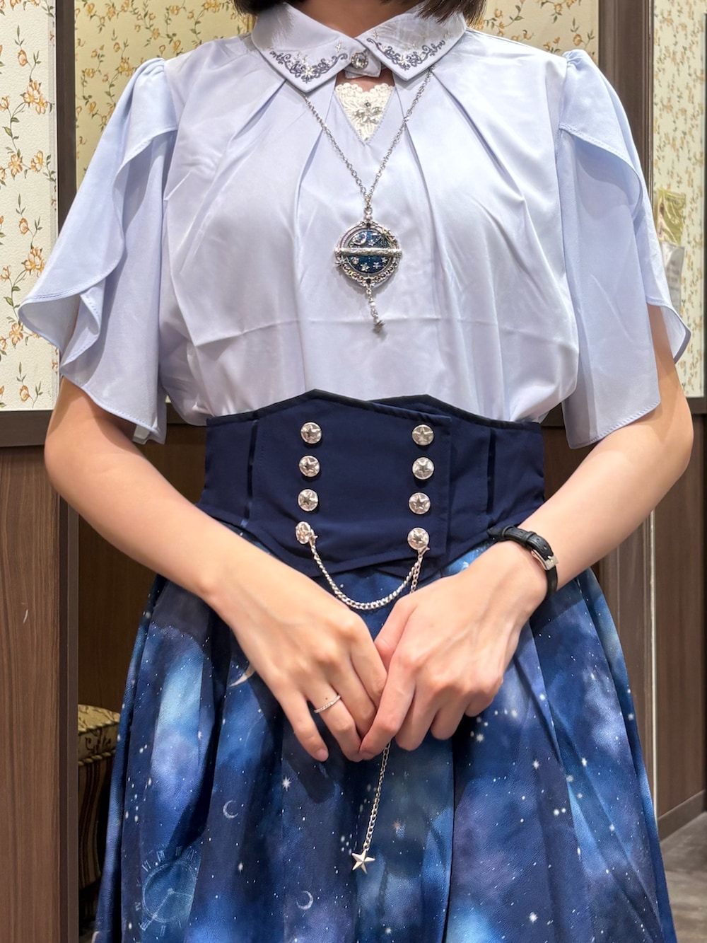 「axes femme、セットアップ、夏コーデ、夏、お出かけコーデ、フェミニンコーデ、大人ガーリー、フィッシュテール、ステラ、星柄、星モチーフ、星空、天体、月、推し活コーデ」｜「axes femmeのステラ刺繍ブラウス（シャツ/ブラウス、ブルー系）」を使った、白あんさん（レディース・162cm）の夏コーディネートの3枚目の写真
