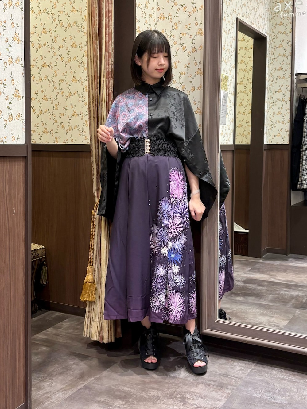 ブラック系のショルダーバッグ、パープル系のシャツ/ブラウス、ブラック系のタンクトップを着用したレディースの夏コーディネートの2枚目の写真