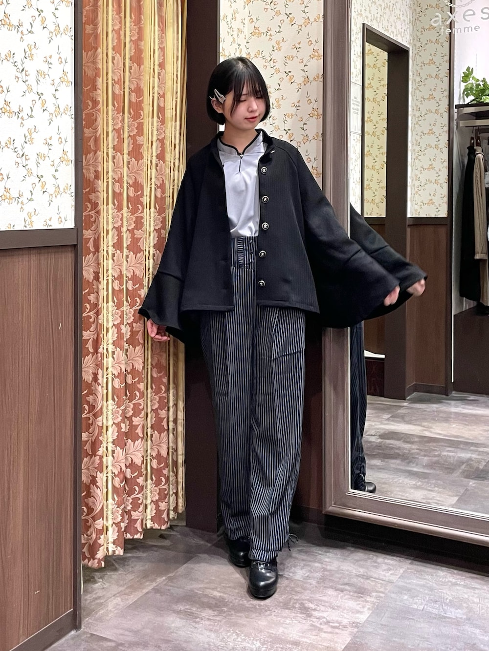 グレー系のシャツ/ブラウス、ブラック系のダッフルコート、ブラック系のショルダーバッグを着用したレディースの冬コーディネートの8枚目の写真