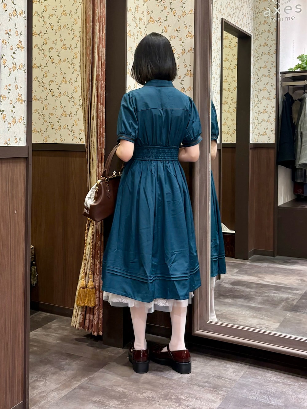 「axes femme、ワンピース、ショルダーバッグ、ワントーンコーデ、高身長女子、低身長女子、緑、ライブ、推し活コーデ、パンプス、パンプス×靴下」｜「axes femmeのハイウエストフラシ半袖ワンピース（ワンピース、グリーン系）」を使った、白あんさん（レディース・161cm）の春コーディネートの7枚目の写真