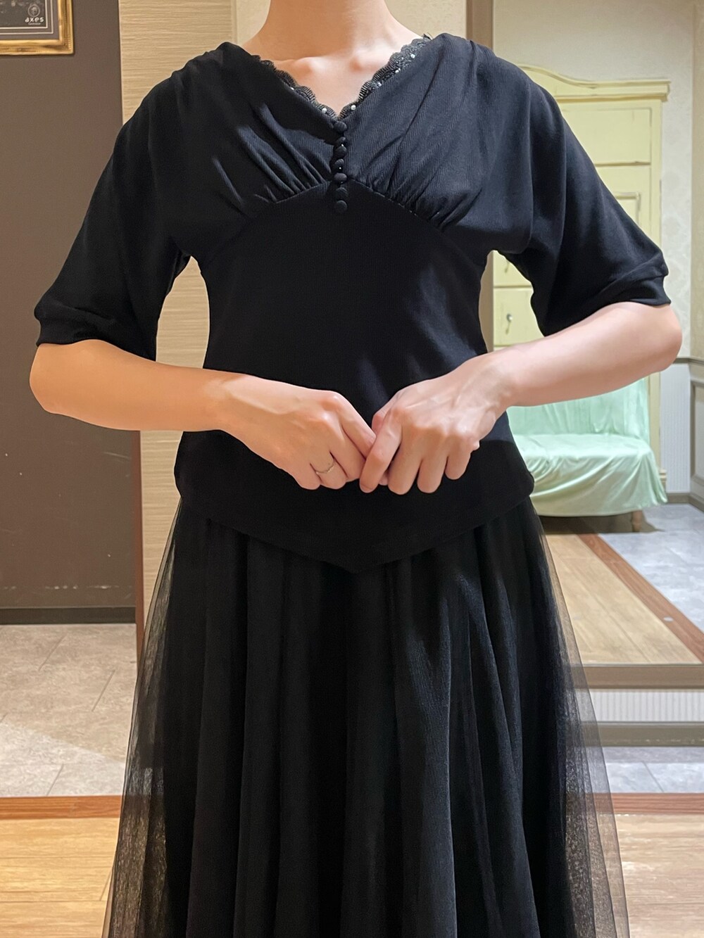 ブラック系のサンダル、ブラック系のスカート、ブラック系のTシャツ/カットソーを着用したレディースの夏コーディネートの4枚目の写真