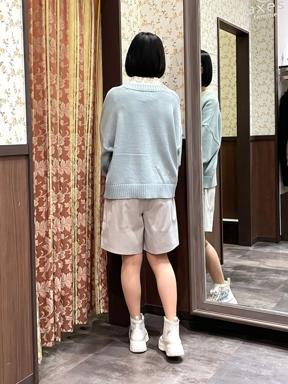 ホワイト系のTシャツ/カットソー、ベージュ系のその他パンツ、ホワイト系のスニーカーを着用したレディースの春コーディネートの4枚目の写真