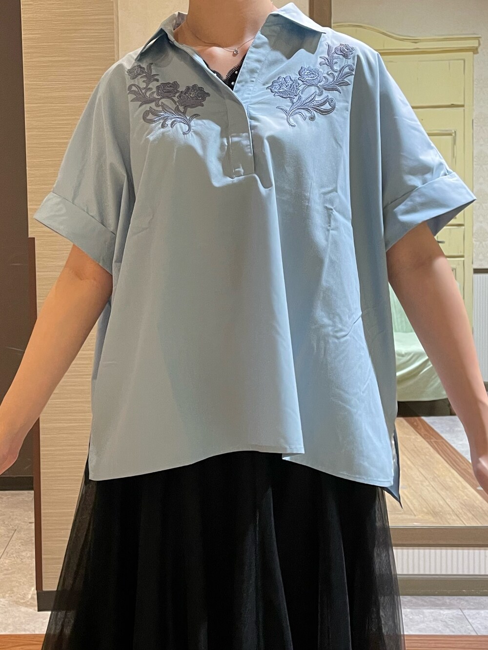 ブラック系のタンクトップ、ブラック系のスカート、ブラック系のサンダルを着用したレディースの夏コーディネートの5枚目の写真