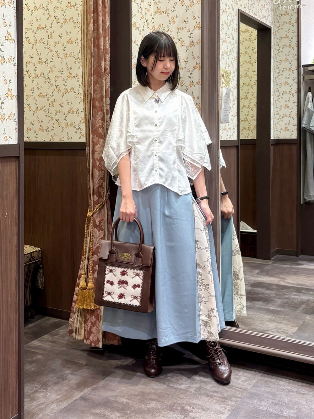 ホワイト系のタンクトップ、ホワイト系のシャツ/ブラウス、グリーン系のその他パンツを着用したレディースの夏コーディネートの3枚目の写真