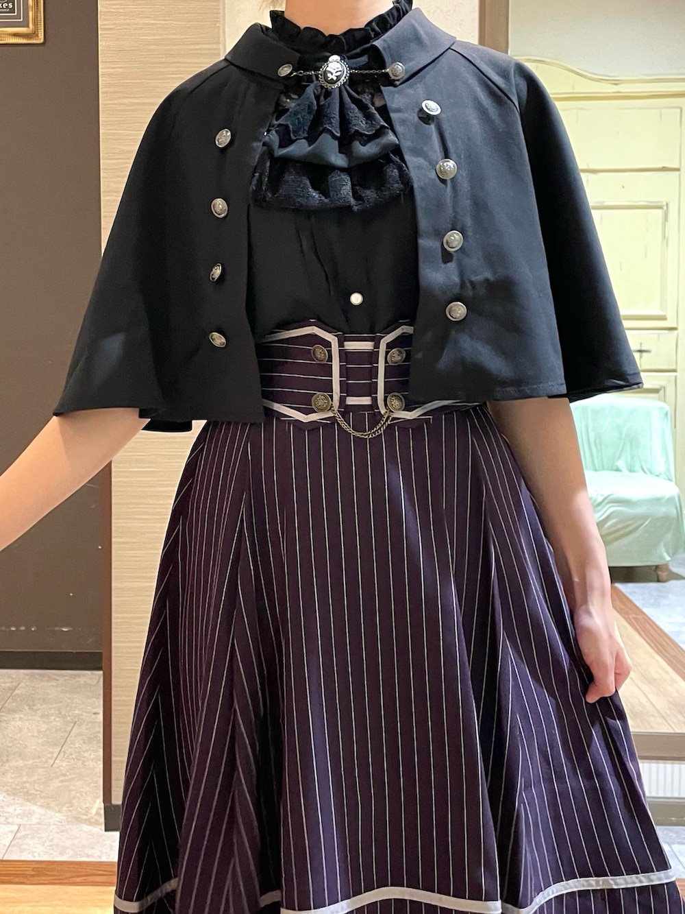 ホワイト系のタンクトップ、ブラック系のパンプス、ブラック系のボストンバッグを着用したレディースの夏コーディネートの4枚目の写真