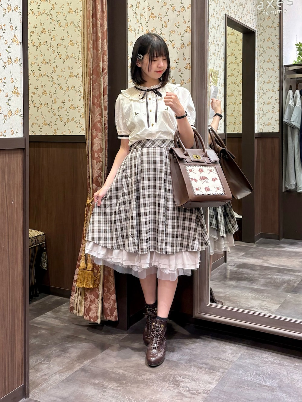 ホワイト系のシャツ/ブラウス、ホワイト系のタンクトップ、ブラウン系のスカートを着用したレディースの夏コーディネートの2枚目の写真