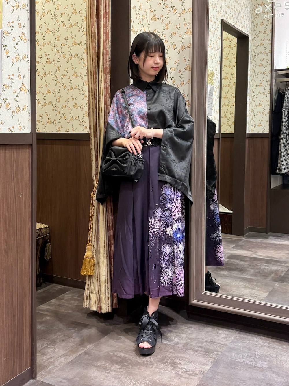 ブラック系のショルダーバッグ、パープル系のシャツ/ブラウス、ブラック系のタンクトップを着用したレディースの夏コーディネートの6枚目の写真