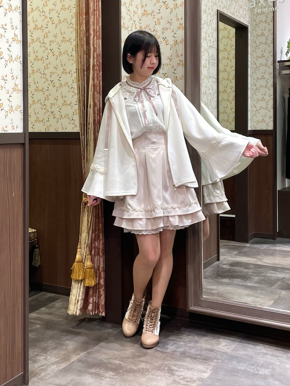 ホワイト系のシャツ/ブラウス、ホワイト系のカーディガン/ボレロ、ホワイト系のスカートを着用したレディースの春コーディネートの2枚目の写真