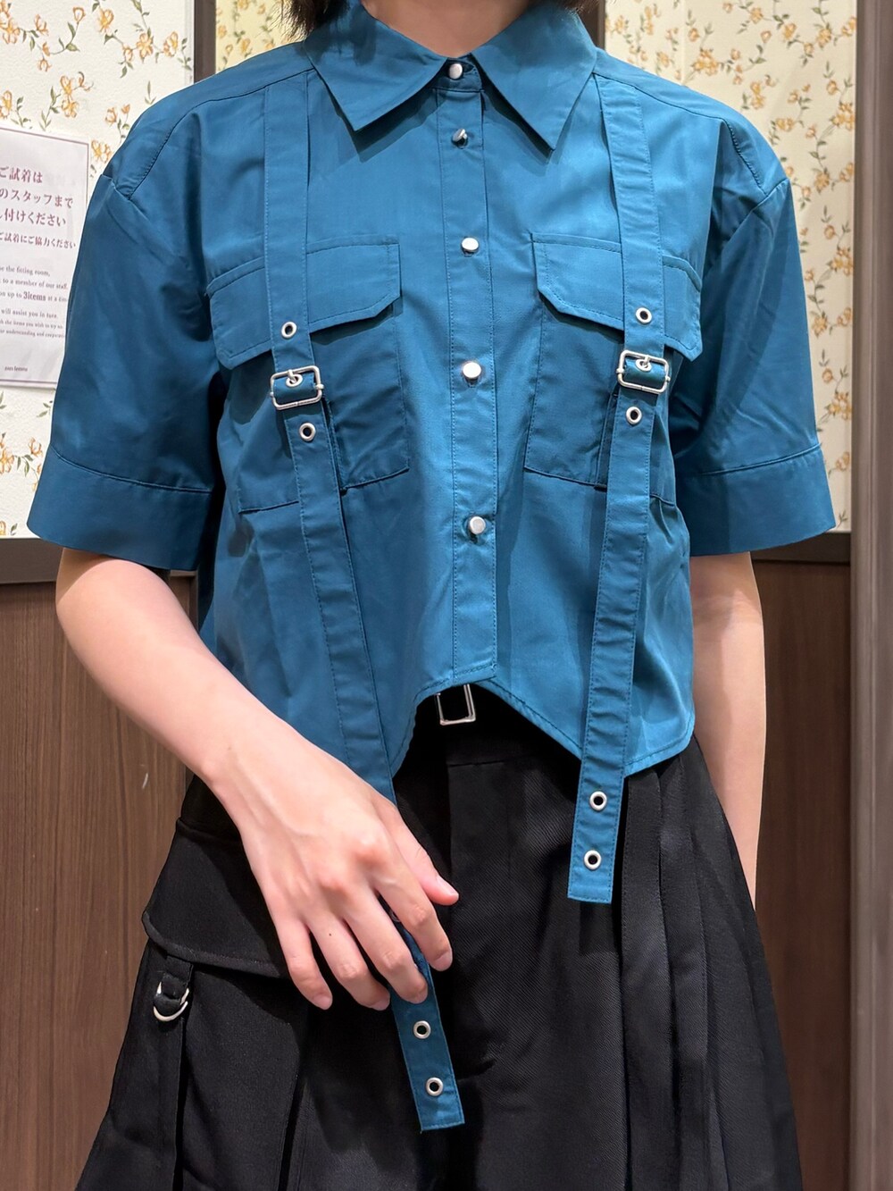 ブラック系のその他パンツ、ブルー系のシャツ/ブラウス、ブラック系のタンクトップを着用したレディースの春コーディネートの3枚目の写真