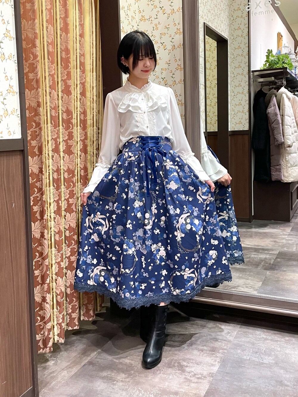 ホワイト系のシャツ/ブラウス、ホワイト系のショルダーバッグ、ブラック系のブーツを着用したレディースの冬コーディネートの7枚目の写真