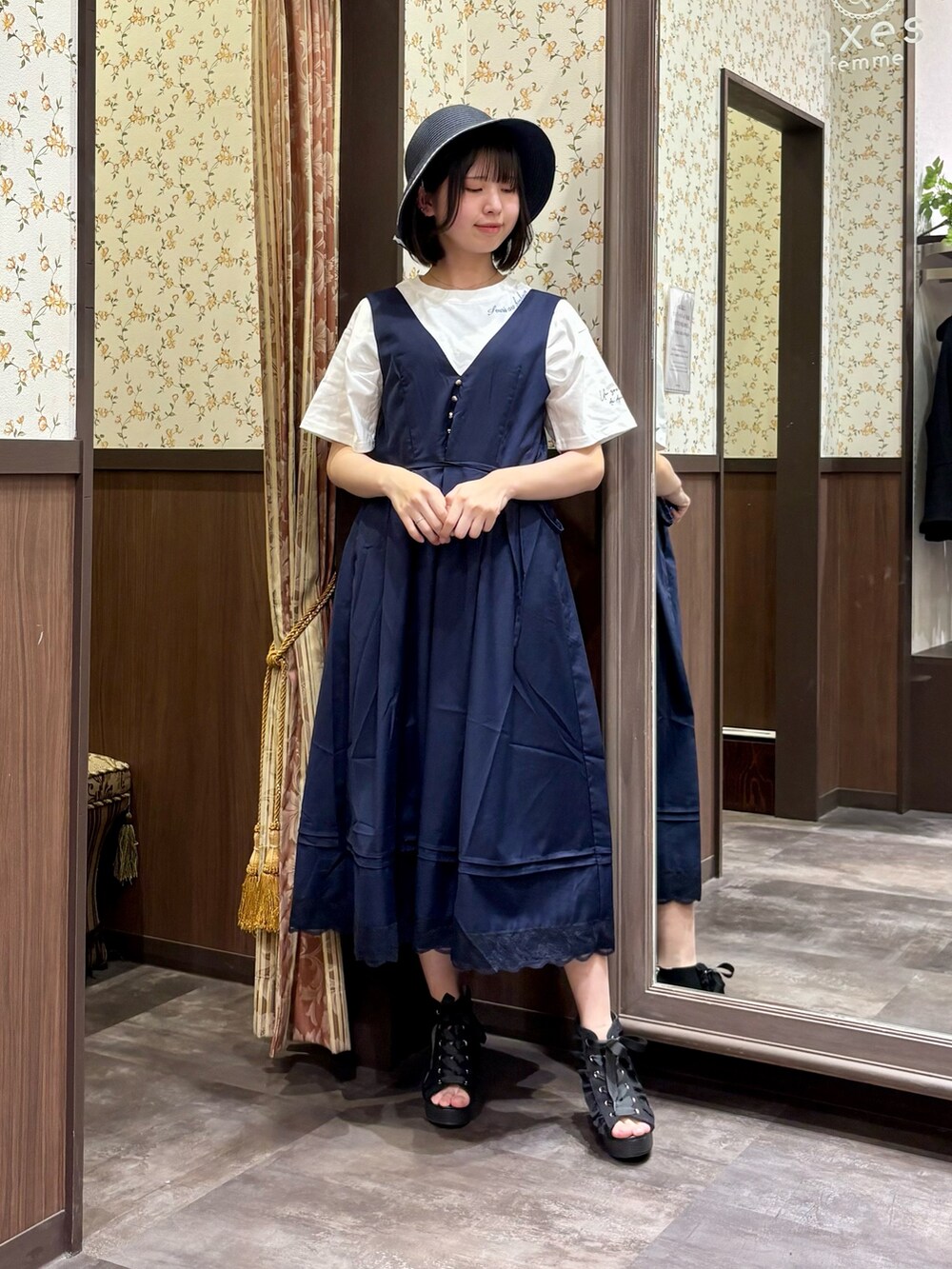 ホワイト系のTシャツ/カットソー、ブルー系のタンクトップ、ブルー系のジャンパースカートを着用したレディースの春コーディネートの2枚目の写真