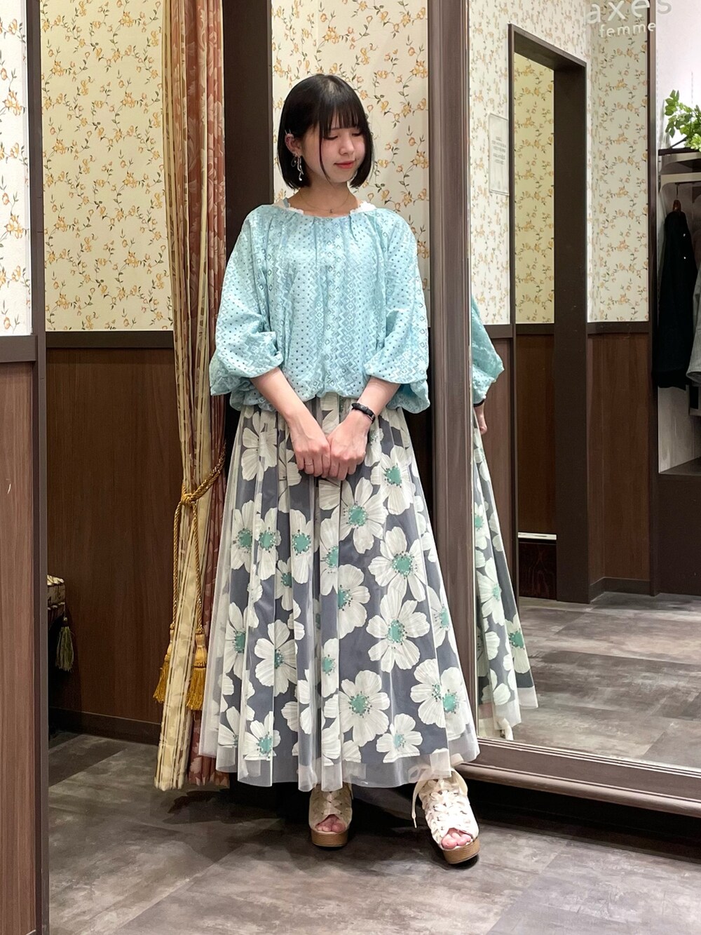 ホワイト系のタンクトップ、グリーン系のTシャツ/カットソー、ブラウン系のショルダーバッグを着用したレディースの春コーディネートの4枚目の写真