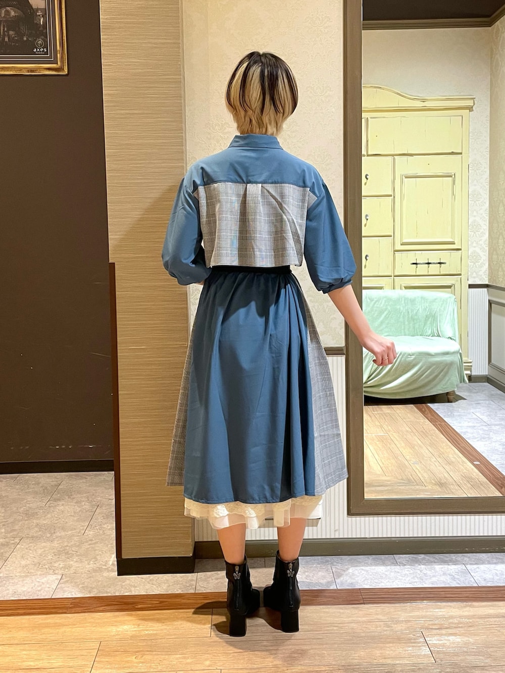 ブルー系のかごバッグ、ブラック系のブーツ、ホワイト系のタンクトップを着用したレディースの夏コーディネートの2枚目の写真