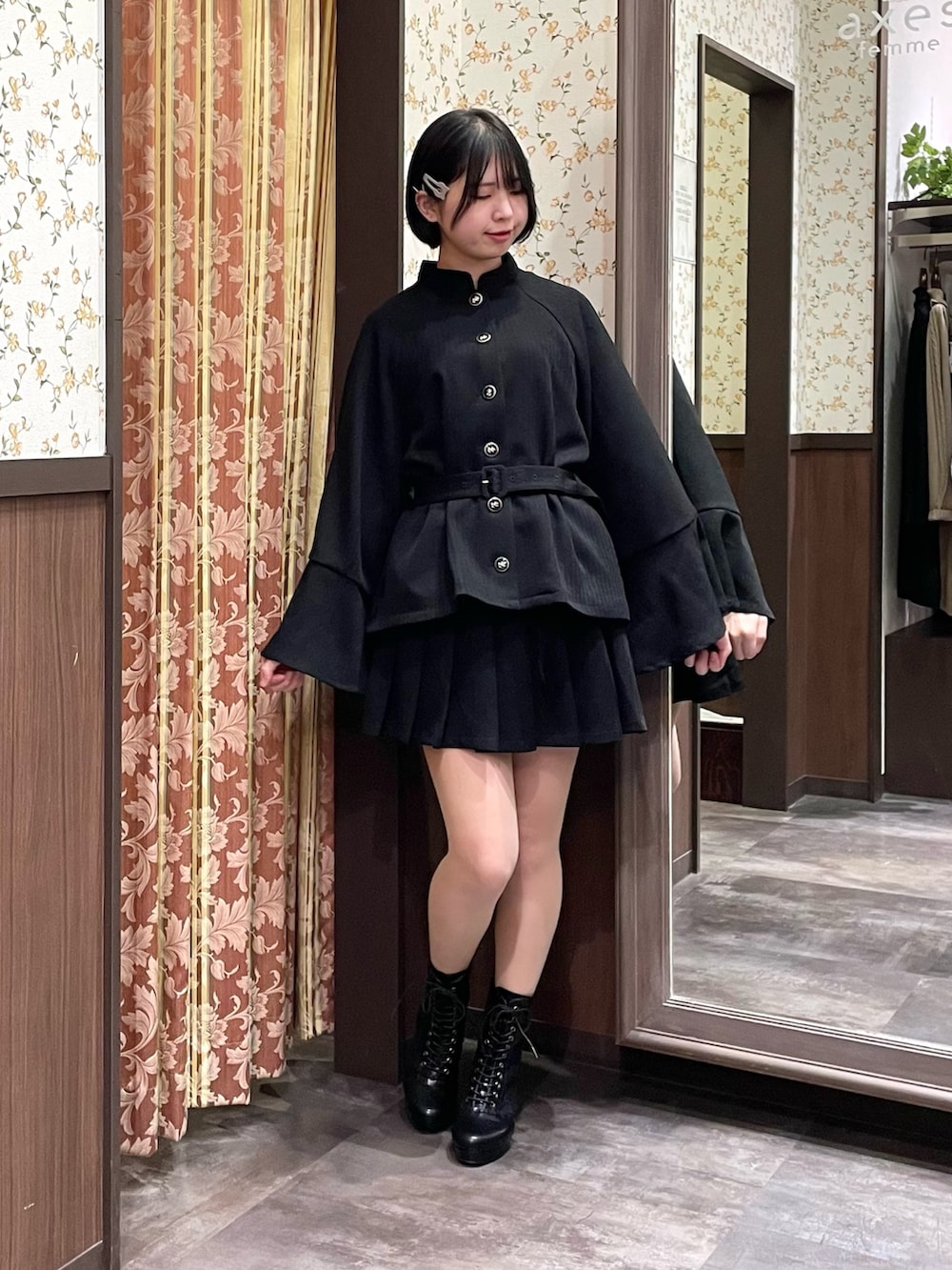 白あんさんの「ケープ風フレアスリーブコート（axes femme）」を使ったコーディネートの3枚目の写真