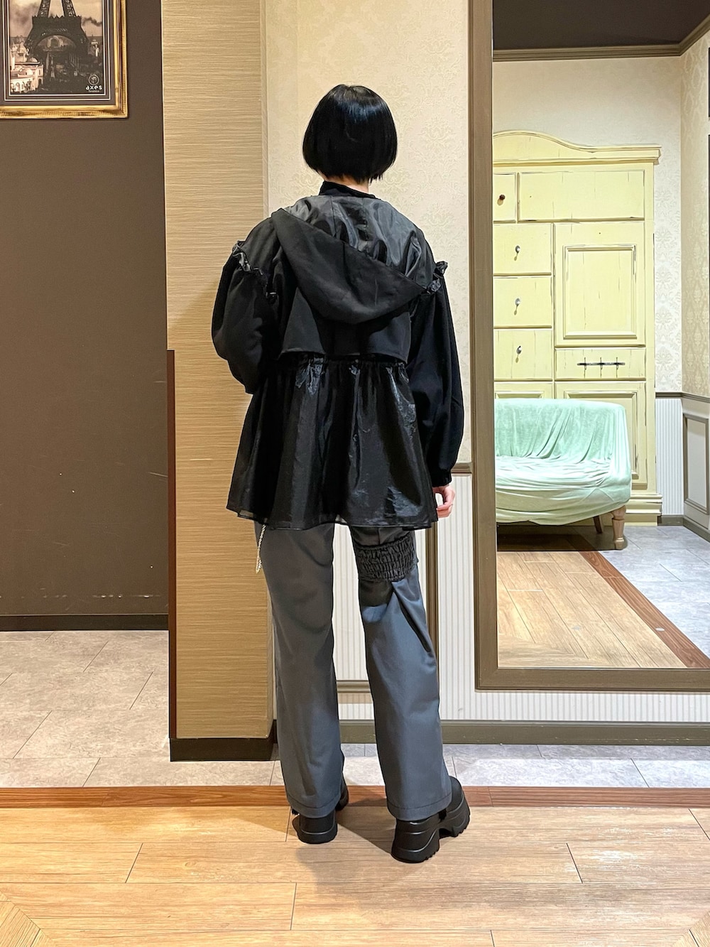 ブラック系のブルゾン、その他のブーツ、グレー系のその他パンツを着用したレディースの秋コーディネートの3枚目の写真