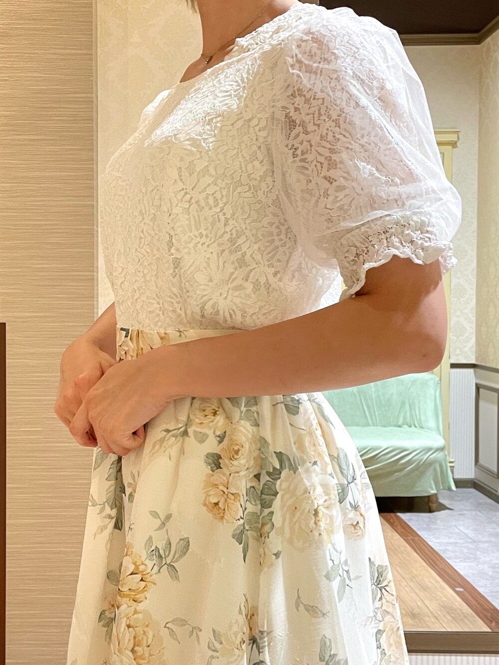 ホワイト系のスカート、ホワイト系のTシャツ/カットソー、ホワイト系のタンクトップを着用したレディースの夏コーディネートの5枚目の写真