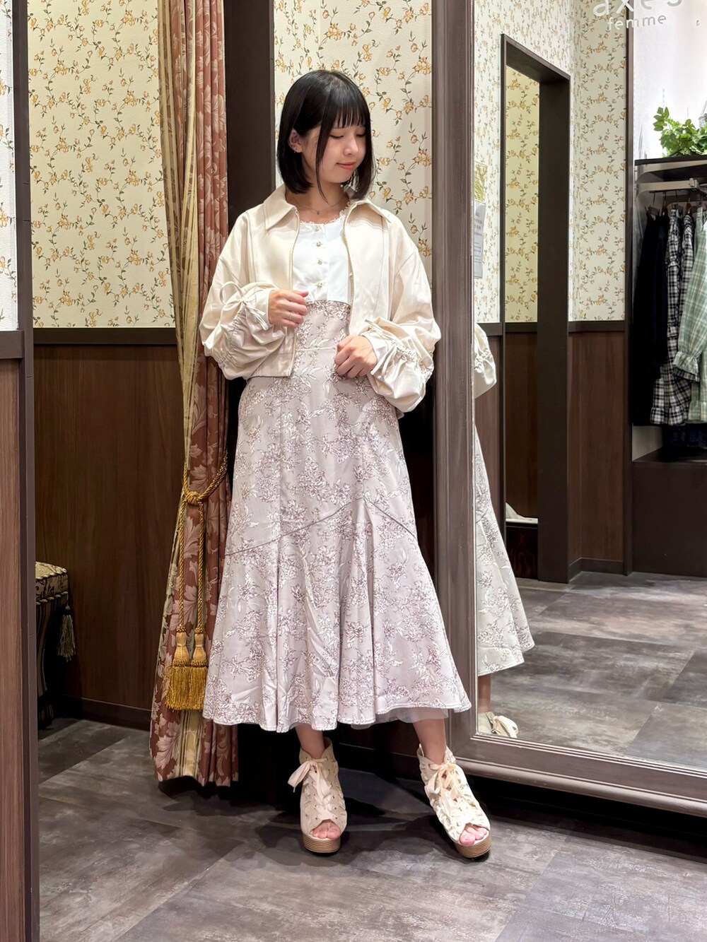 ベージュ系のワンピース、ホワイト系のタンクトップ、ベージュ系のショルダーバッグを着用したレディースの夏コーディネートの7枚目の写真