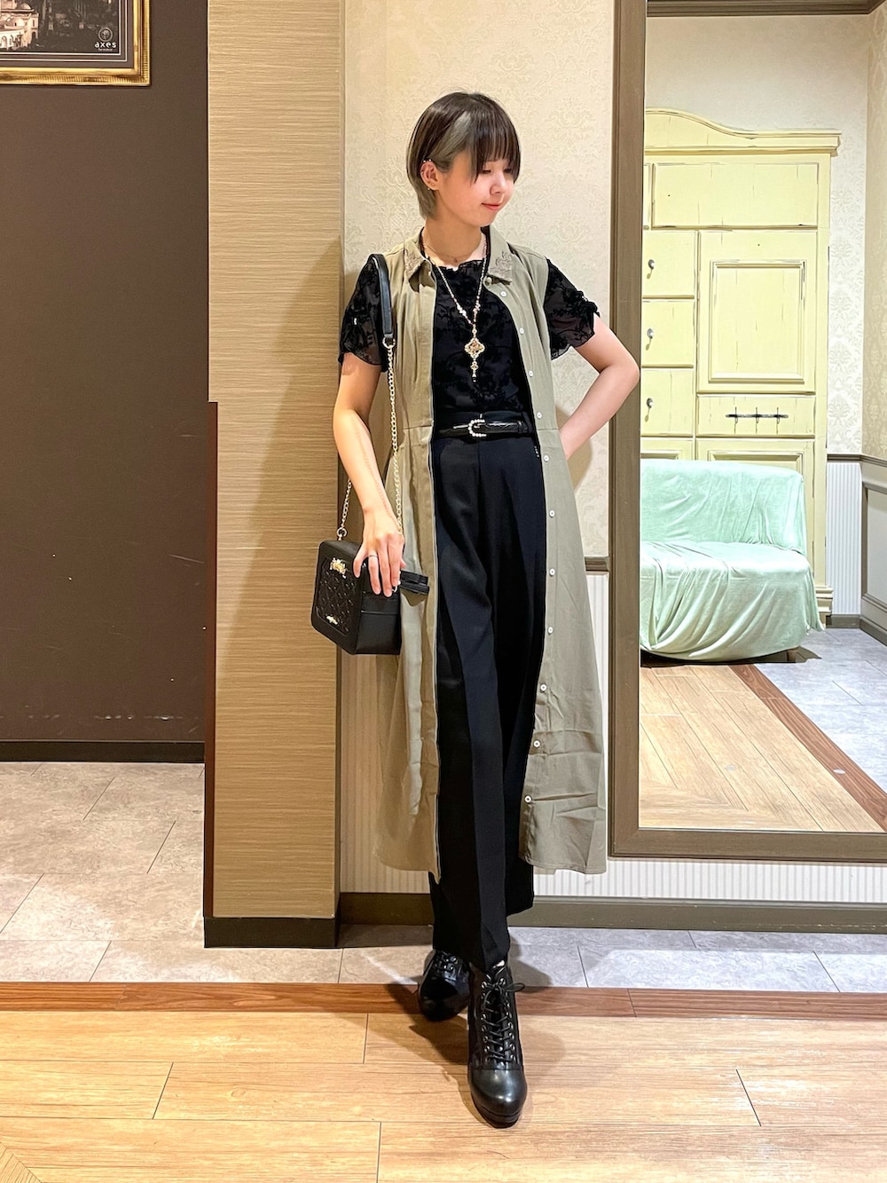 ブラック系のその他パンツ、ブラック系のブーツ、ブラック系のタンクトップを着用したレディースの夏コーディネートの4枚目の写真