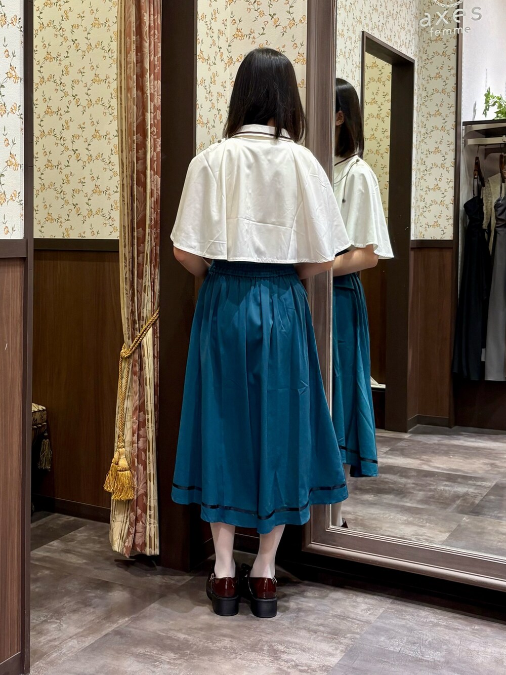 ブルー系のスカート、ホワイト系のタンクトップ、ホワイト系のシャツ/ブラウスを着用したレディースの夏コーディネートの4枚目の写真