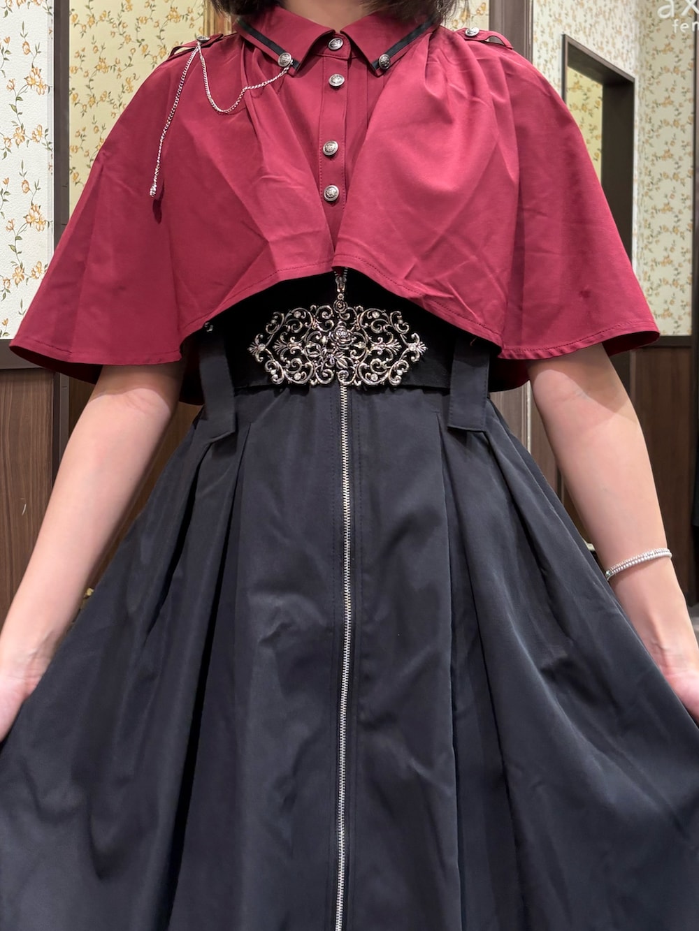 ホワイト系のタンクトップ、レッド系のシャツ/ブラウス、ブラック系のジャンパースカートを着用したレディースの夏コーディネートの8枚目の写真
