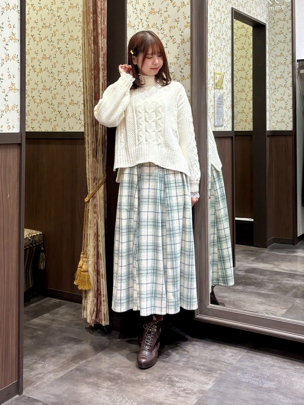 ホワイト系のニット/セーター、ホワイト系のTシャツ/カットソー、ホワイト系のその他アウターを着用したレディースの秋コーディネートの4枚目の写真