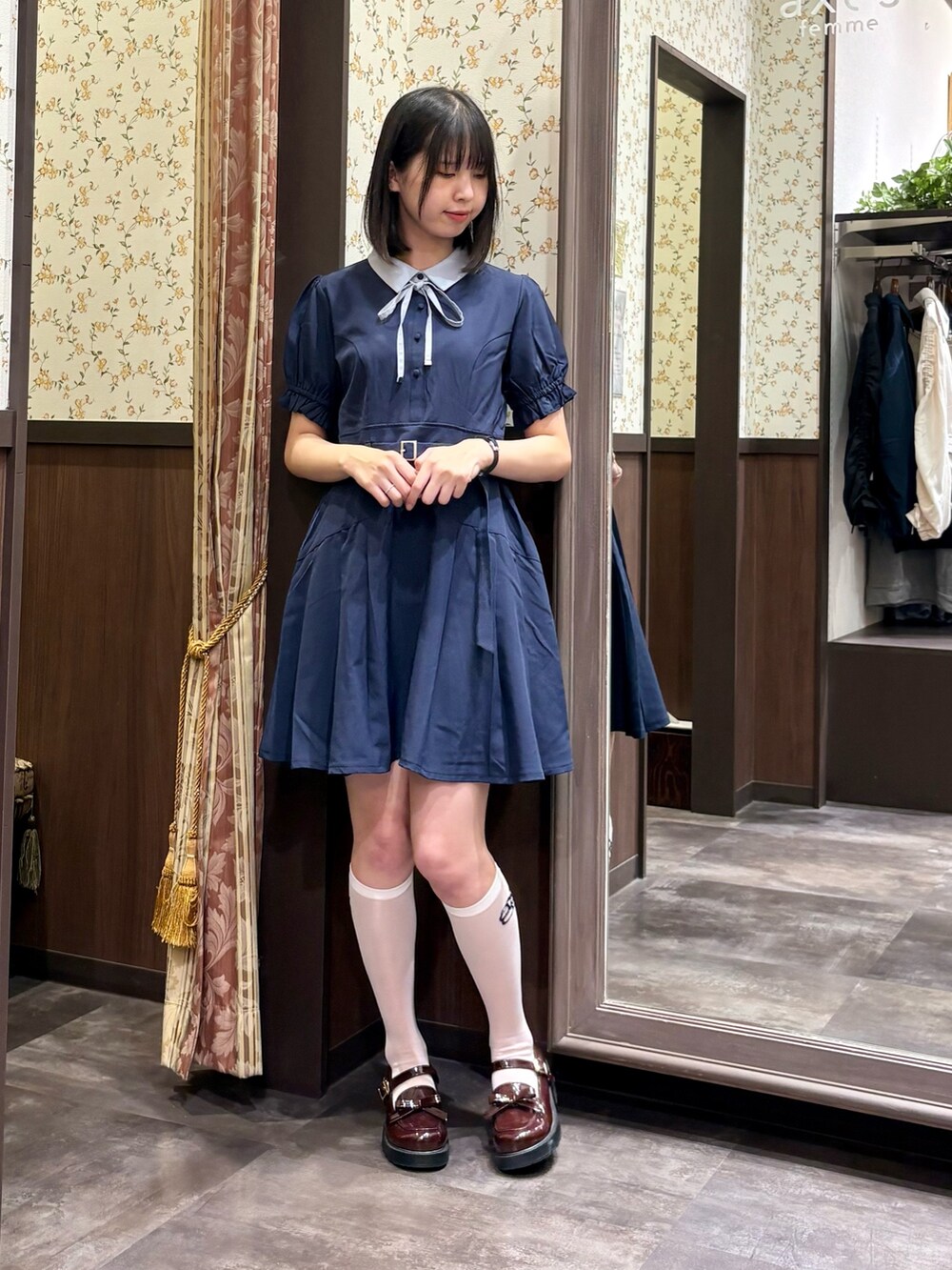 ホワイト系のタンクトップ、ブルー系のワンピース、ブラウン系のローファーを着用したレディースの夏コーディネートの3枚目の写真