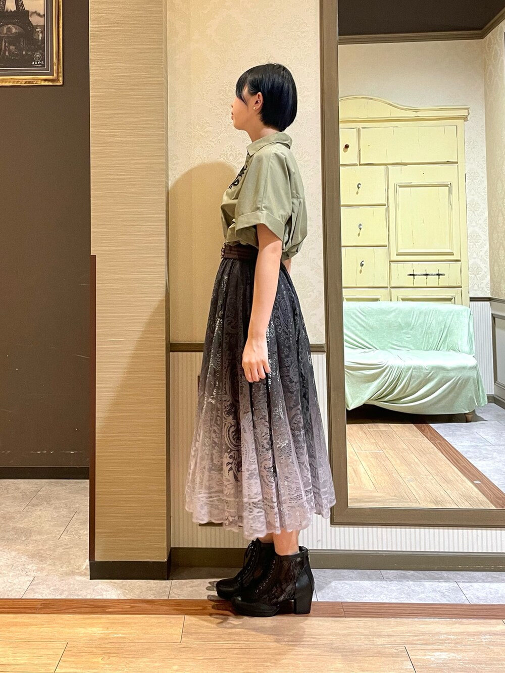 ブラック系のタンクトップ、グリーン系のシャツ/ブラウス、ブラック系のショルダーバッグを着用したレディースの秋コーディネートの3枚目の写真