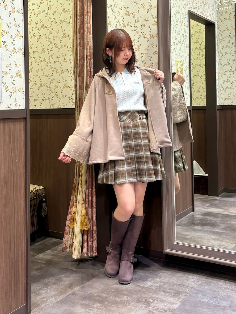 ベージュ系のショルダーバッグ、ブラウン系のブーツ、ブラウン系のその他パンツを着用したレディースの秋コーディネートの5枚目の写真