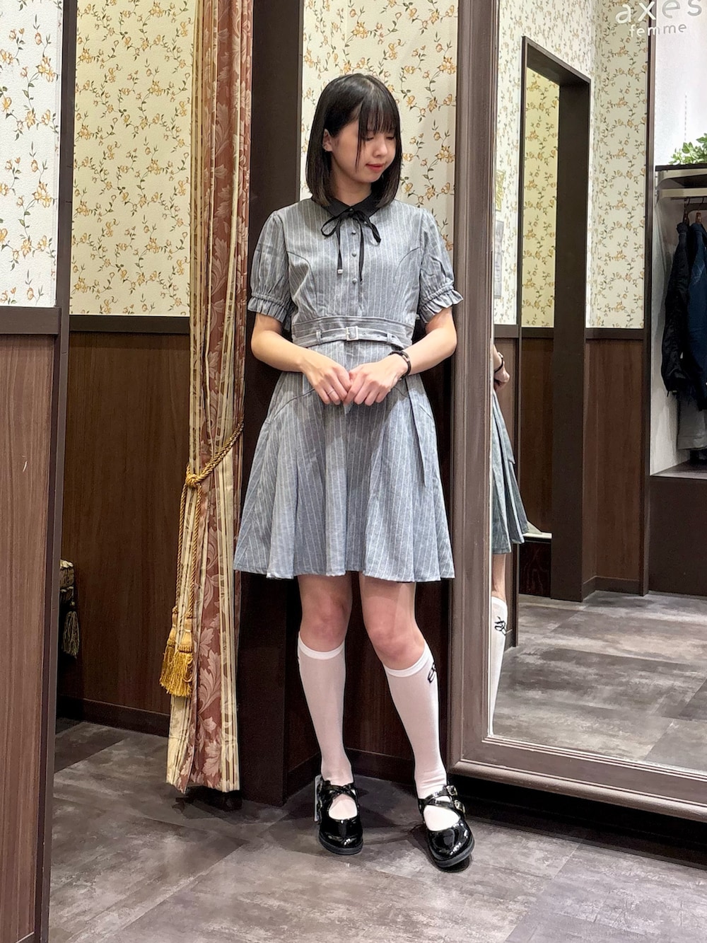 ホワイト系のタンクトップ、グレー系のワンピース、ブラック系のショルダーバッグを着用したレディースの夏コーディネートの4枚目の写真