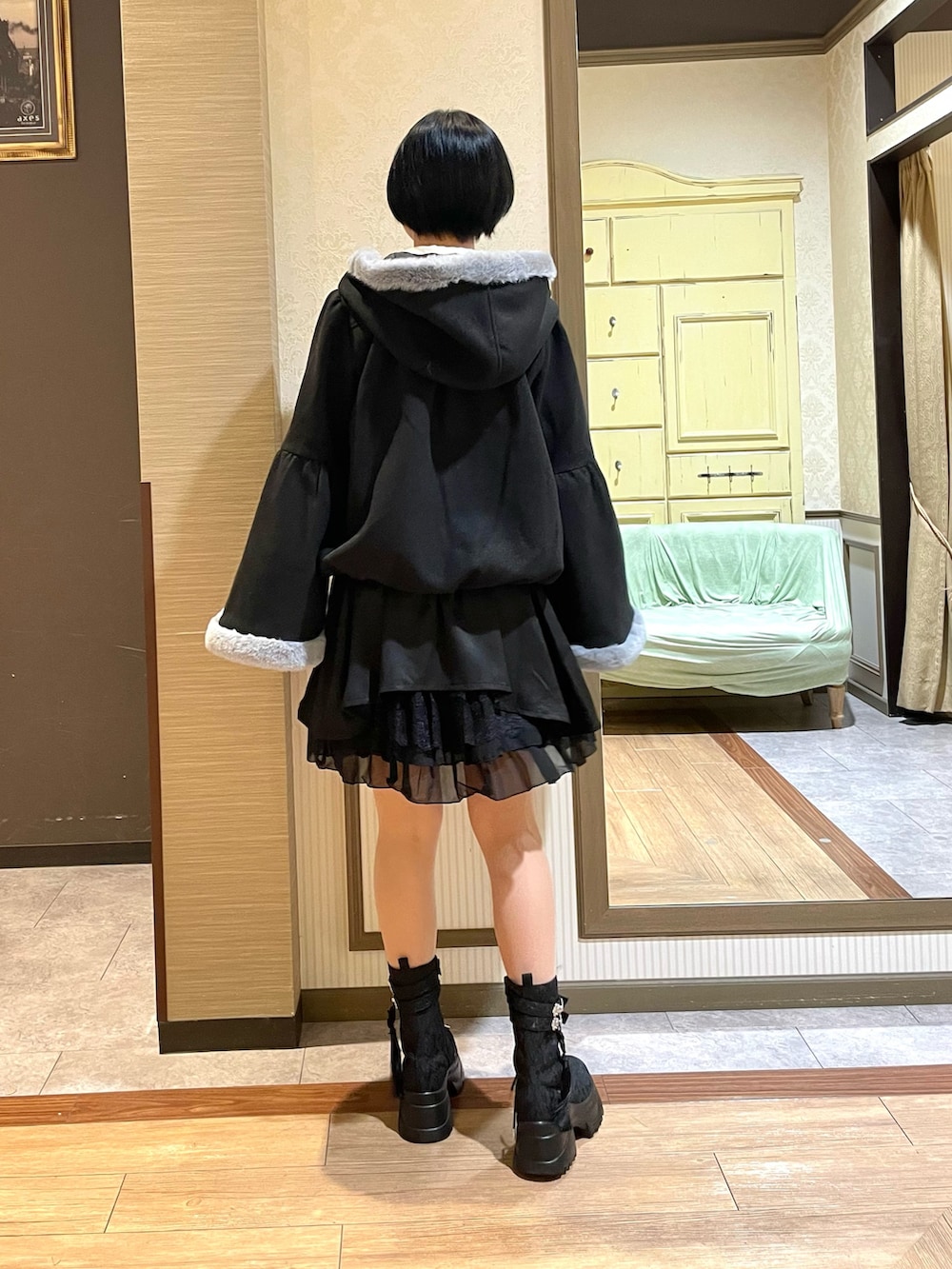 「axes femme、ガーリー、モノトーン、アウター」|「axes femme POETIQUEのチャイナ釦タンクソールブーツ(ブーツ、その他)」を使った、白あんさん(レディース・161cm)の秋コーディネートの4枚目の写真