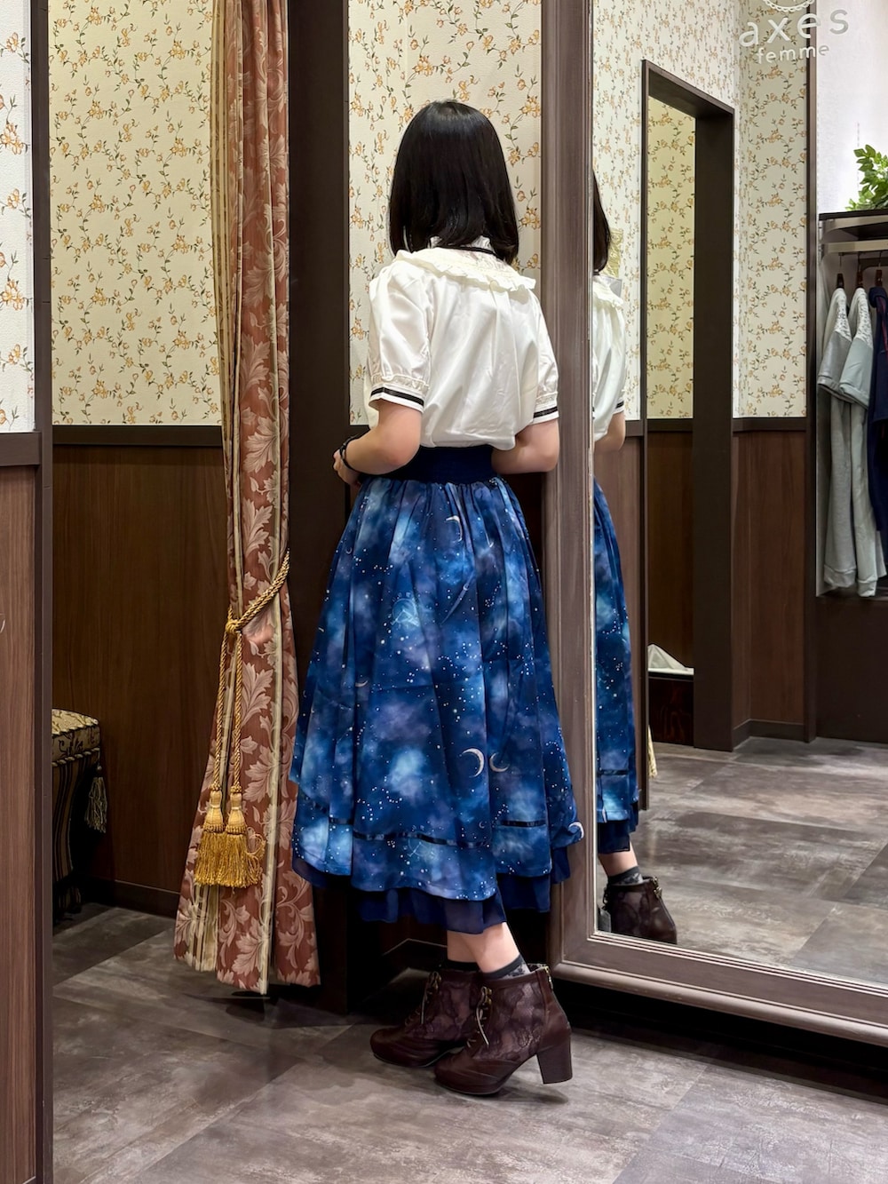 「axes femme、セットアップ、夏コーデ、大人かわいい、シャツ/ブラウス、夏物、フェススタイル、夏、ブルー、クラシカル、星、星柄、ブラウス、ブラウス×スカート、ブラウスコーデ」｜「axes femmeの吸水速乾フラワーレースタンク（タンクトップ、ホワイト系）」を使った、白あんさん（レディース・162cm）の夏コーディネートの7枚目の写真