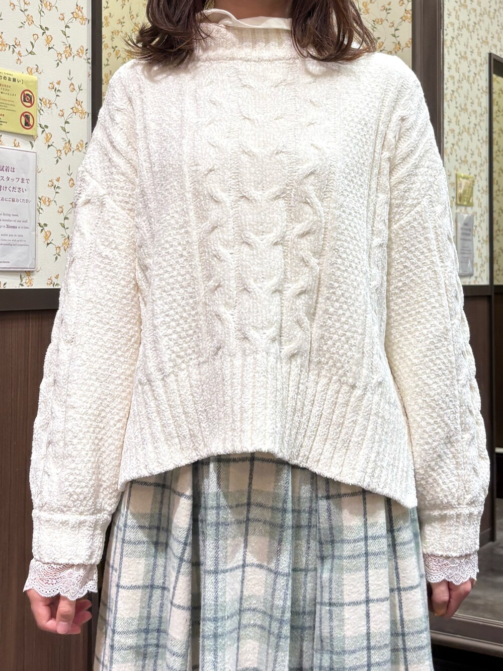 ホワイト系のニット/セーター、ホワイト系のTシャツ/カットソー、ホワイト系のその他アウターを着用したレディースの秋コーディネートの7枚目の写真