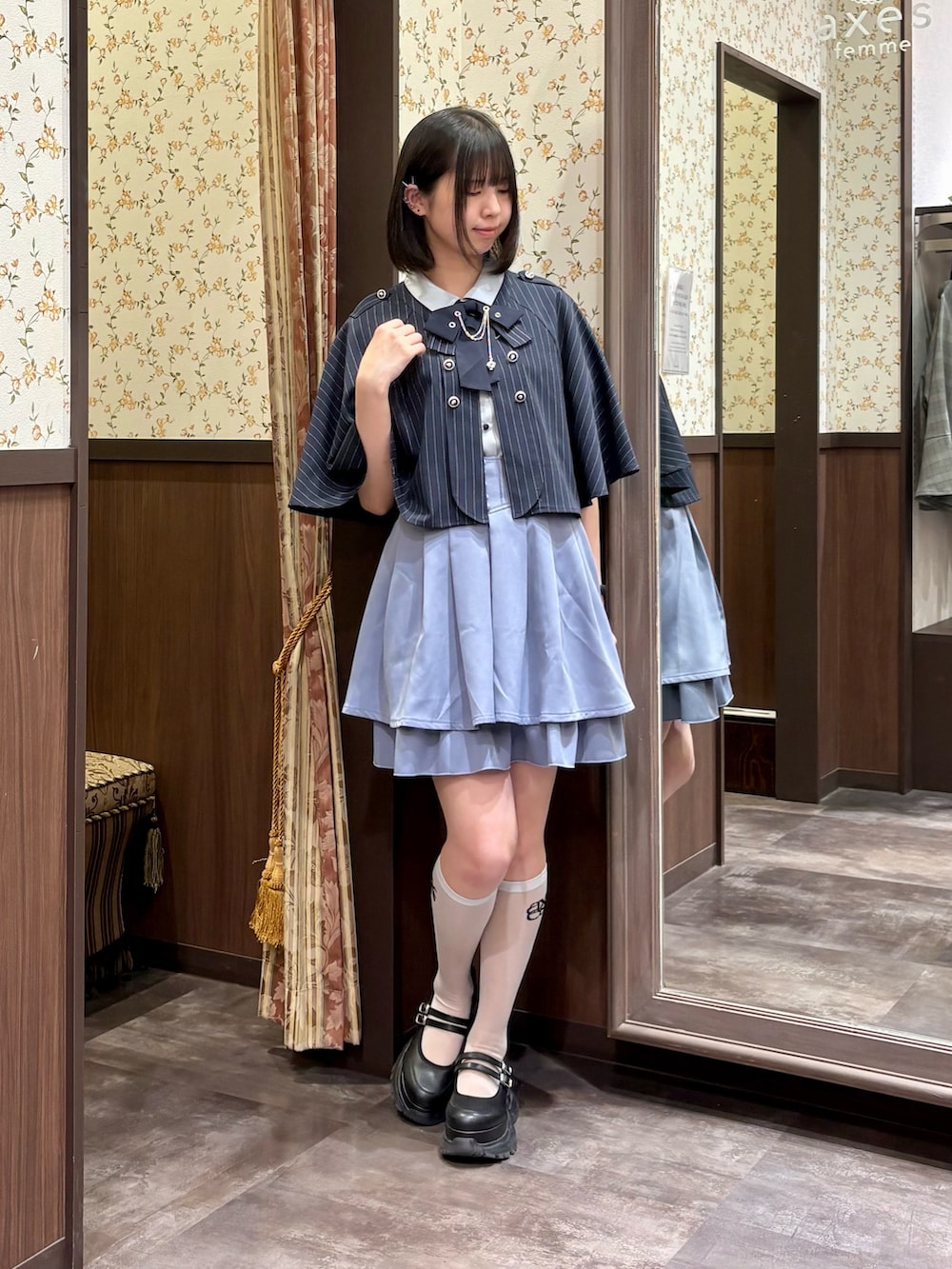 ブルー系のその他パンツ、ブルー系のタンクトップ、ブルー系のベストを着用したレディースの夏コーディネートの2枚目の写真