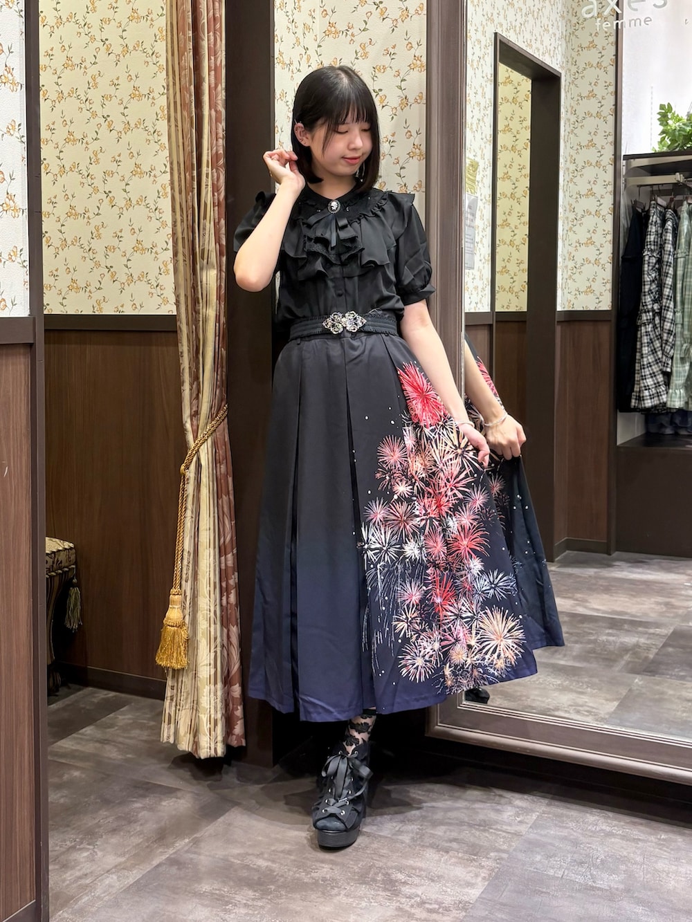 ブラック系のシャツ/ブラウス、ブラック系のタンクトップ、ブラック系のスカートを着用したレディースの夏コーディネートの7枚目の写真