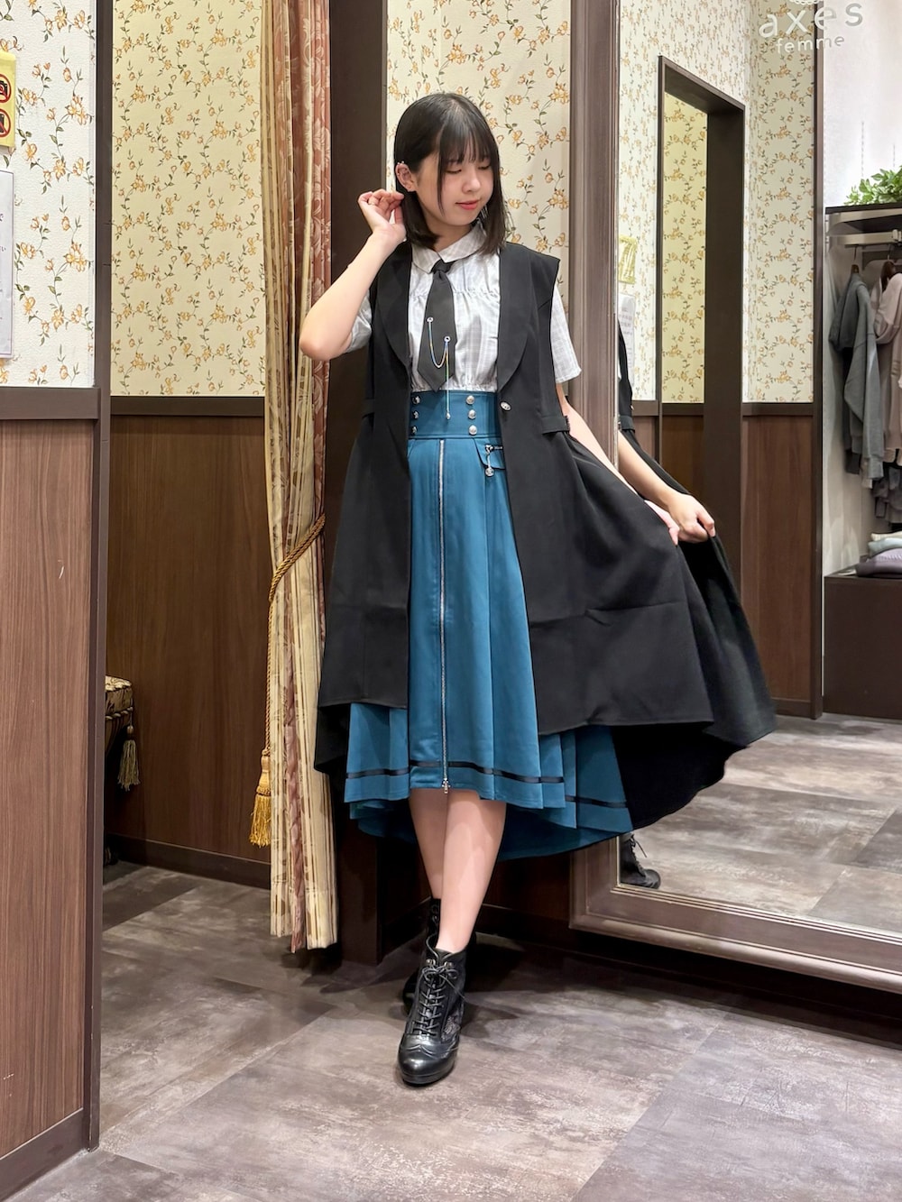 ホワイト系のタンクトップ、グレー系のシャツ/ブラウス、ブラック系のベストを着用したレディースの夏コーディネートの2枚目の写真