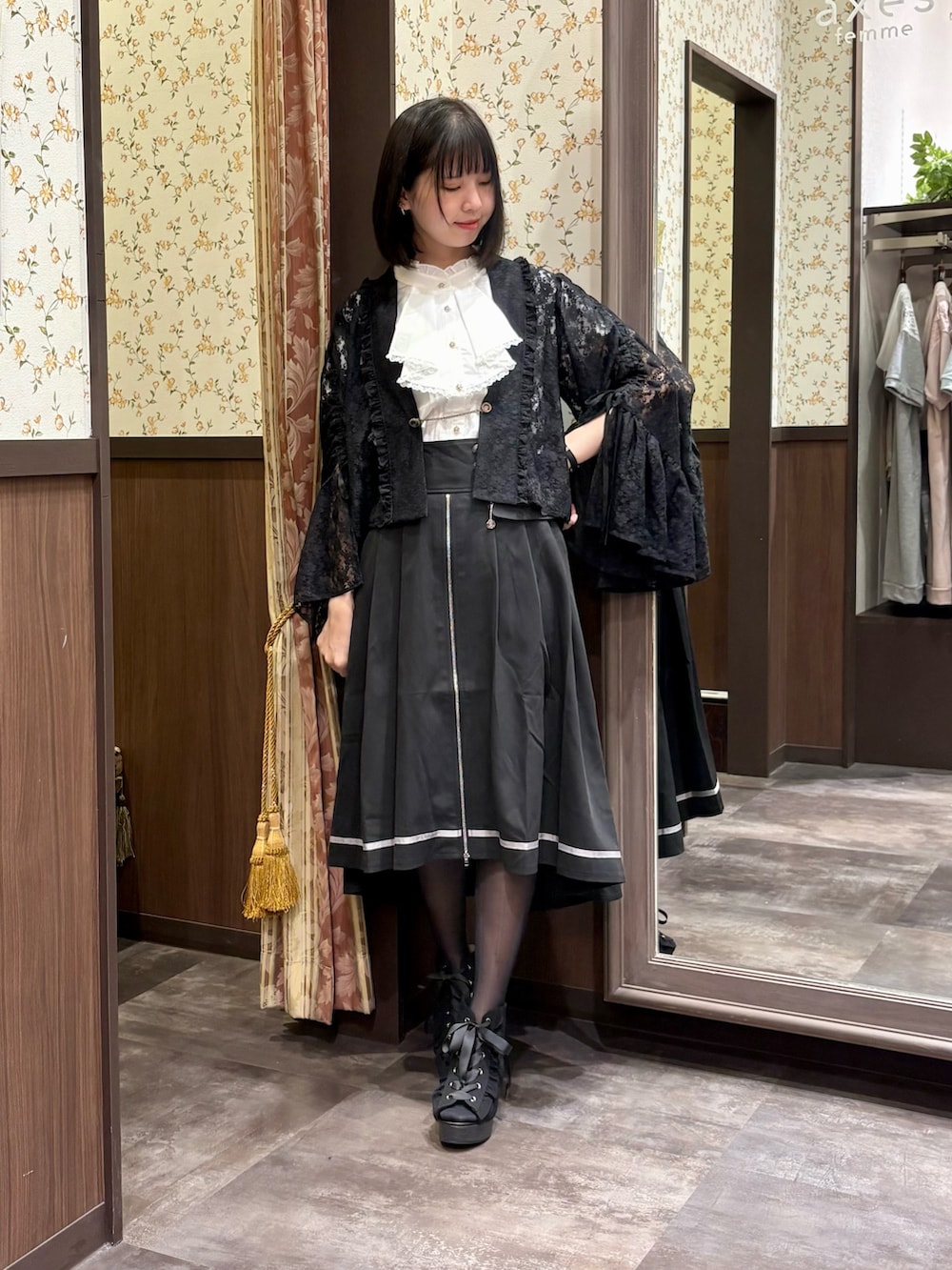 ブラック系のカーディガン/ボレロ、ブラック系のスカート、ブラック系のサンダルを着用したレディースの夏コーディネートの2枚目の写真