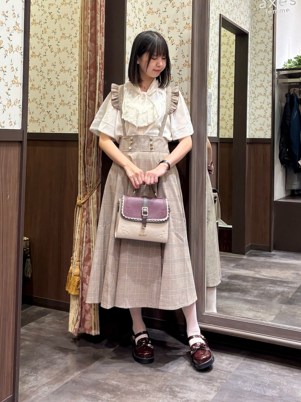 ホワイト系のタンクトップ、ホワイト系のシャツ/ブラウス、ブラウン系のスカートを着用したレディースの夏コーディネートの6枚目の写真