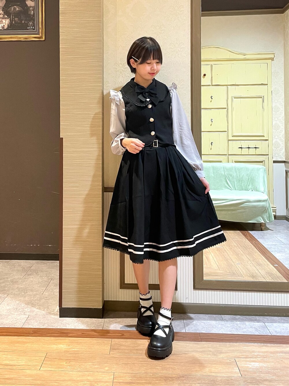 ブラック系のパンプス、ホワイト系のタンクトップ、グレー系のショルダーバッグを着用したレディースの夏コーディネートの7枚目の写真