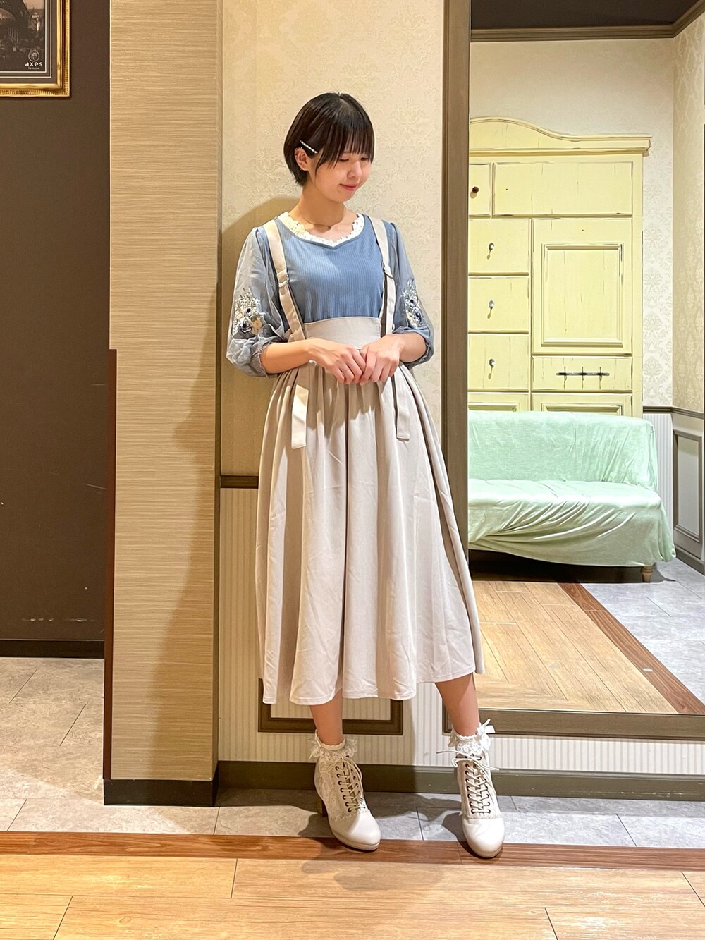 ホワイト系のブーツ、ホワイト系のショルダーバッグ、ホワイト系のタンクトップを着用したレディースの夏コーディネートの2枚目の写真