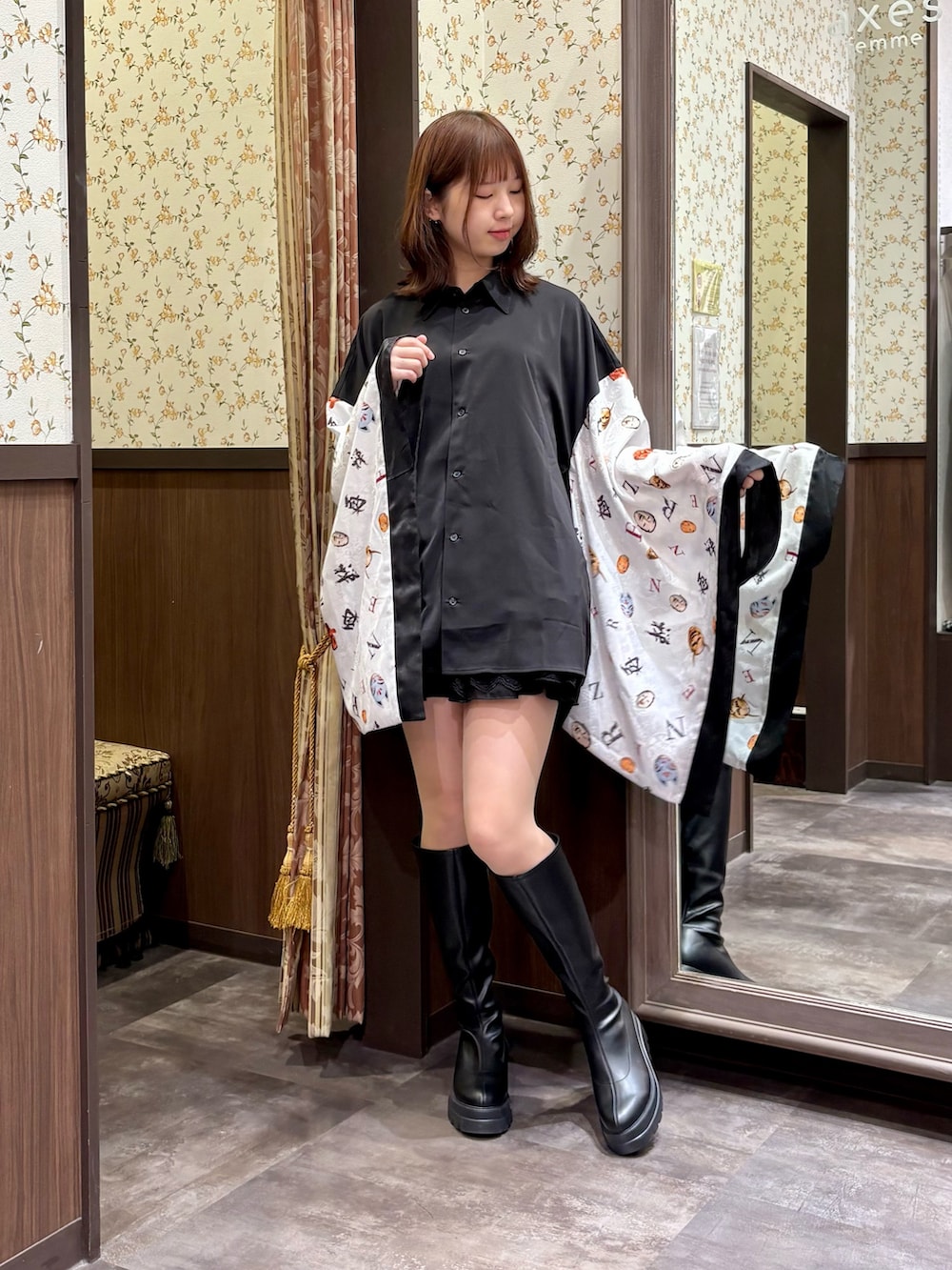 ブラック系のタンクトップ、グレー系のシャツ/ブラウス、ブラック系のスカートを着用したレディースの冬コーディネートの3枚目の写真