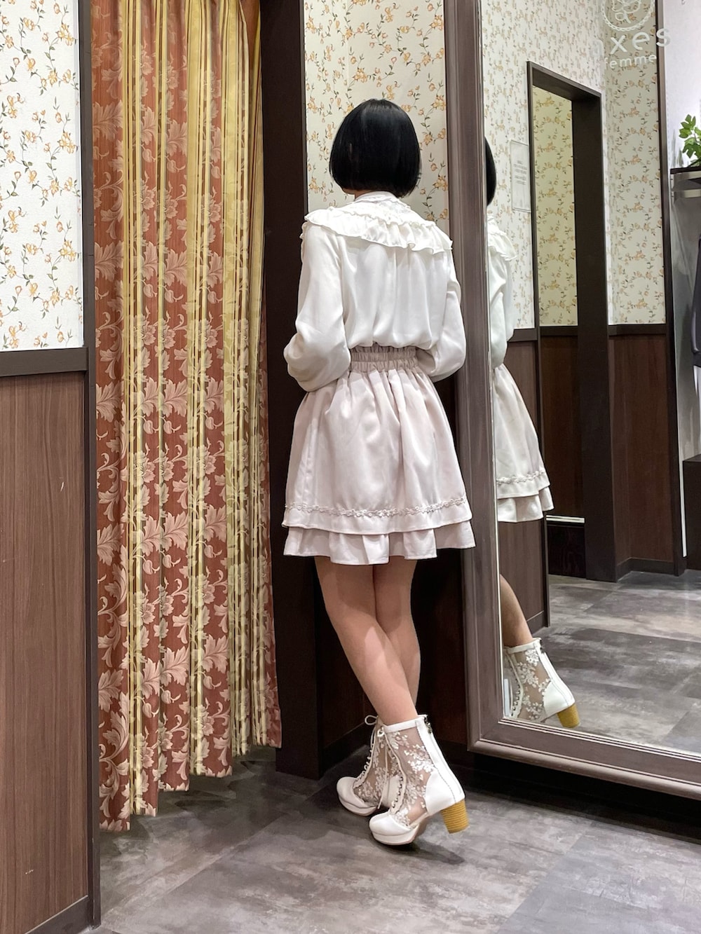 ホワイト系のスカート、ホワイト系のシャツ/ブラウス、ホワイト系のテーラードジャケットを着用したレディースの冬コーディネートの6枚目の写真